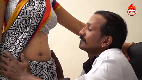 Une fille indienne en sari blanc se fait examiner par un médecin en ayant des rapports sexuels.