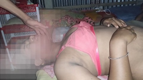 Esposa de un pueblo de Bangladesh hace una garganta profunda y recibe una follada hardcore en el coño