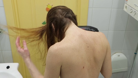 Intimer Blick auf meine nacke Frau, wie sie ihre Haare föhnt - AnnaHomeMix
