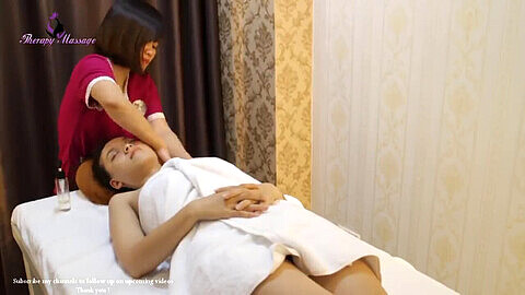 Traditionelle Massage in Luxus-Spa-Raum, Anleitung zur Entspannung