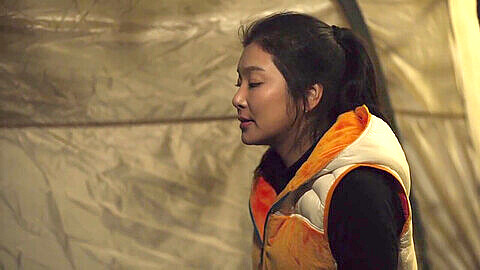 Jeune fille coréenne sans-abri ramassée pour une baise intense