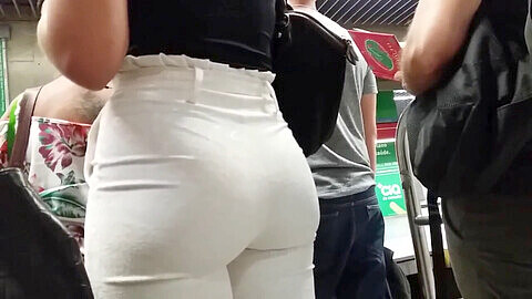 Echando un vistazo a un gran culo lechoso a través de unos pantalones blancos transparentes.