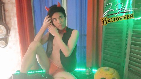 El joven twink satánico Jon Arteen nos regala un seductor espectáculo de striptease de Halloween, vistiéndose de mujer, mostrando su trasero suave y dándose placer en solitario.