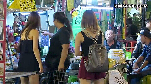¿Las camareras tailandesas y las transexuales solicitan extranjeros en el distrito de la luz roja de Bangkok?