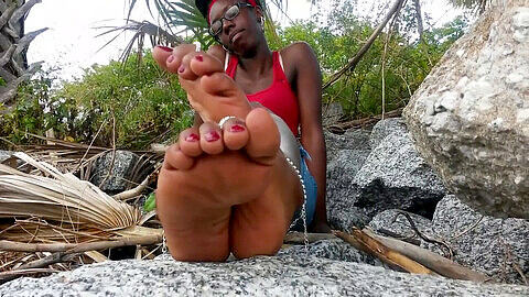 I piedi nudi e le suole di I'Liesha fanno impazzire gli amanti dei piedi!