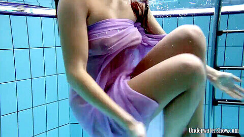 Aneta exhibe ses énormes nichons et sa robe violette dans la piscine en profitant d'un moment mouillé et sauvage