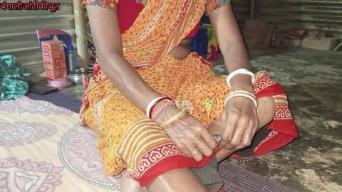 Une chaude fille indienne de 18 ans devient coquine avec une bhabhi indienne dans un village desi