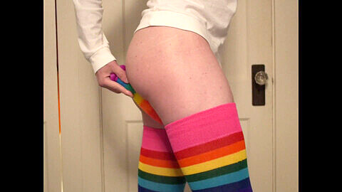 Rainbow - adorabile femboy con calze colorate gioca con un vibrante dildo