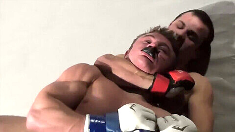 Fudoli domina l'avversario imbustato Anthony Nitecki in una brutale battaglia di MMA pubblica