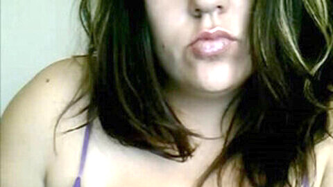 Une jeune Latina plantureuse exhibe son corps et ses gros seins juteux sur webcam