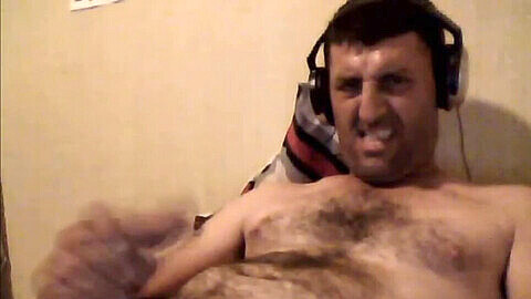 Hombre malvado se masturba y eyacula sobre su estómago en la cámara web