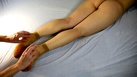 ¡MILF con medias de nylon beige tiene sus pies cosquilleados y masajeados por su esclavo de los pies!