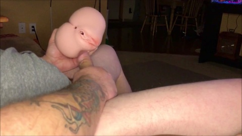 Hombre curvilíneo heterosexual penetra apasionadamente un juguete sexual y eyacula con fuerza en cámara lenta