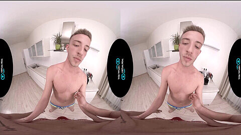 Attore pornografico omosessuale si concede latte e biscotti durante un'esperienza completa di VR su VirtualRealGay.com