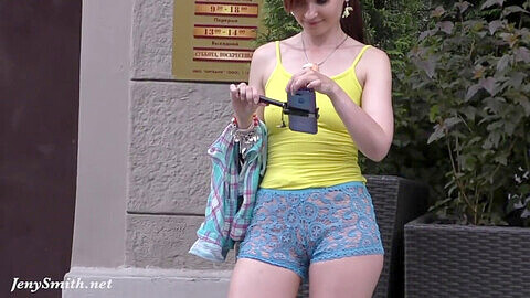 Jeny Smith si pavoneggia in pantaloncini trasparenti in pubblico. Scene autentiche di esposizione
