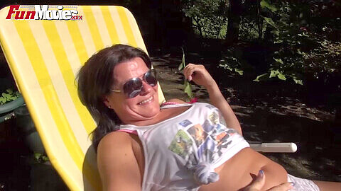 Mujer madura con gran culo eyacula en el jardín en video de Joy Videos