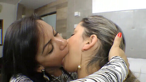 Lesbian kissing, キス