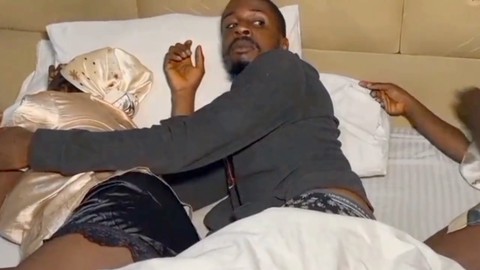 La caliente hotwife nigeriana infiel y con curvas tiene su coño estirado por la BBC del novio del compañero de cuarto.