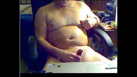 Opa masturbiert vor der Webcam und kostet sein eigenes Sperma
