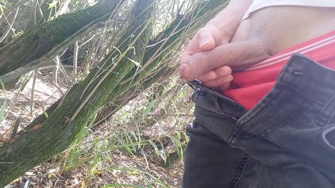 Jon Arteen montre son paquet, pisse en plein air et se promène avec ses baskets blanches sales. L'étalon asiatique se dévoile, urine à l'extérieur et fait une petite promenade.