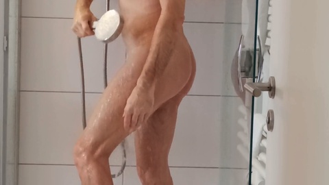 Schiavo gay rinchiuso in una gabbia fa una rinfrescante doccia