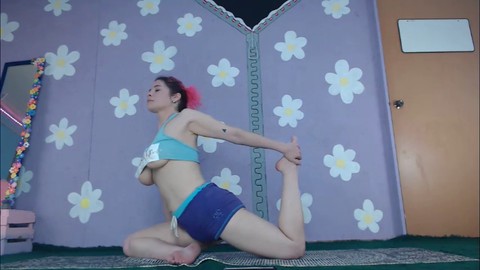 Diffusion en direct d'une novice en yoga exhibant un peu de décolleté pendant la séance d'exercice