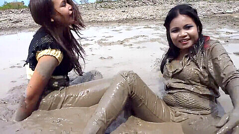 Lesbian mud bath, mud girls boue, lesbi