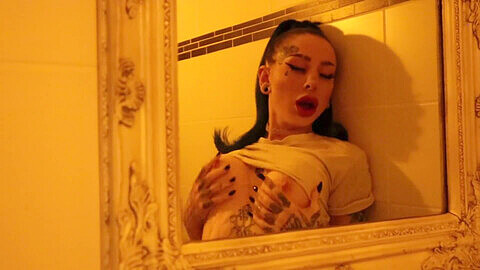 La calda ragazza tatuata Blue si eccita sotto la doccia e si soffoca con il dildo!