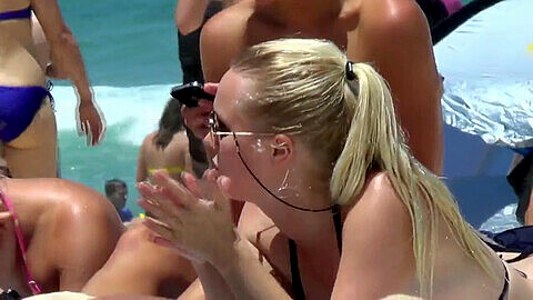 ¡Más de 2000 videos HD voyeur de chicas desnudas en la playa en NudeBeachCravings!