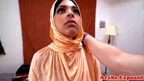 Jeune musulmane inexpérimentée baisée en POV avec du sperme dans sa bouche