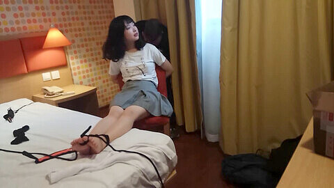 Torture des pieds chatouilleux d'une femme chinoise;