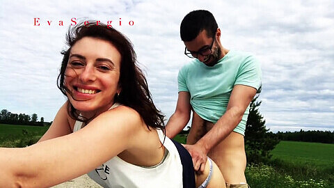 Aventure de week-end d'EvaSergio partie 2: Couple amateur chaud baise sur le capot de la voiture tout en filmant pour des étrangers !