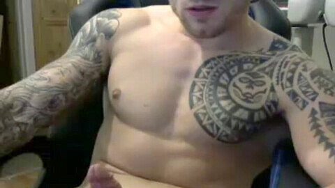 Un atlético británico tatuado se entrega a una sesión de garganta profunda frente a la cámara.