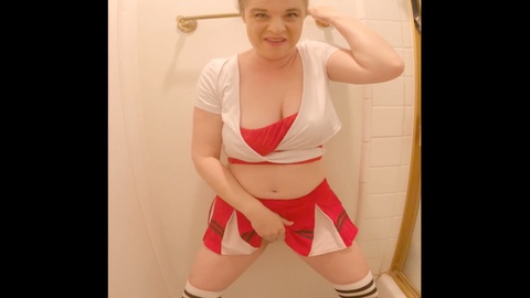 Cheerleader-Stiefschwester erwischt Stiefbruder beim Masturbieren und fickt ihn unter der Dusche