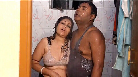 Chico presiona los pechos de una mujer india en la ducha caliente