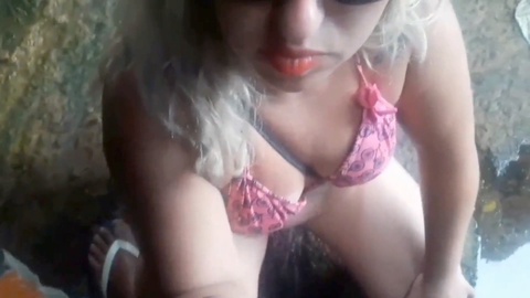 Orgie sauvage dans la grotte de la plage avec une blonde inexpérimentée en maillot de bain