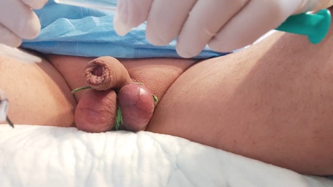 Expansion testiculaire saline coquine avec une canule - éjaculation sans les mains à couper le souffle !