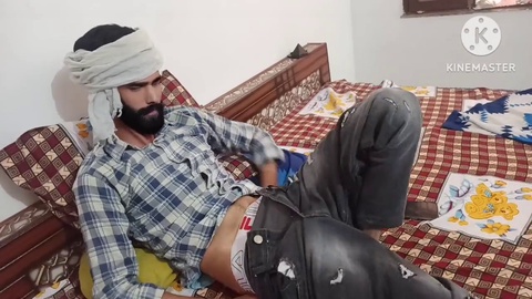 Giovane ragazzo gay indiano con un cazzo gigantesco che si masturba