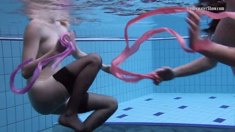 Andrejka e Aneta nuotano nude nella piscina