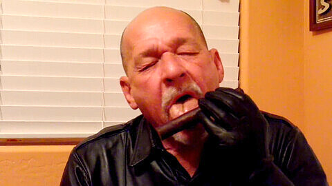 Papa en cuir domine la loutre inexpérimentée en public avec des cigares et des ordres expressifs