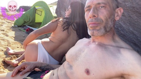 La seductora belleza española muestra sus habilidades de garganta profunda en una playa llena de gente