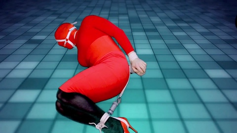 Auto-bondage sensuale in cappuccio di lattice rosso sullo spazio di danza con lucchetto a ghiaccio