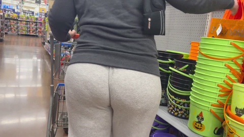 ¡Mujer con trasero gigante atrapada con una cuña profunda en Walmart se convierte en exhibicionista para la multitud!