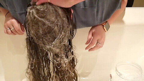 Tub, messy hair wash, bionda