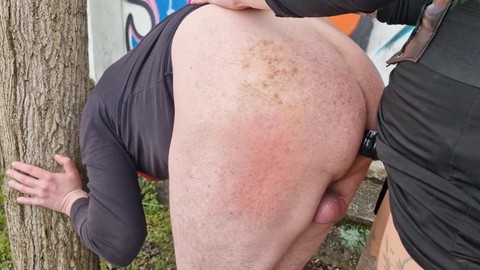 La amante Nika domina a la víctima en una sesión hardcore de pegging.