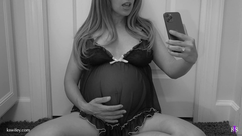 La petite cuckquean enceinte et la hotwife en cage se livrent à un jeu de rôle lesbien kinky en 4K HDR.