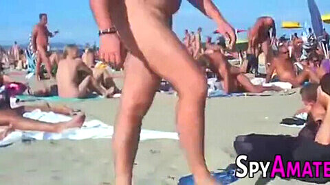 Une caméra espion filme une bande de libertin(e)s qui baisent sur la plage