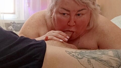 Me encanta cuando mi amiga hace una felación y se traga cada gota de semen.