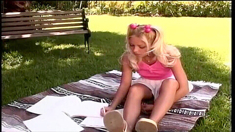 Atemberaubende blonde Teenie hat heißen Park-Spaß mit einem Riesenschwanz