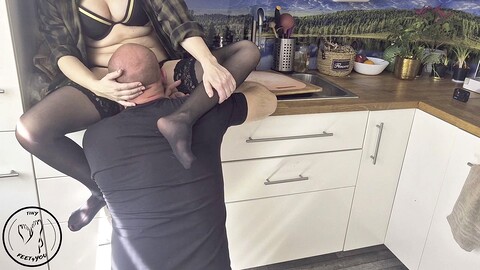 Чёрные чулки, соседи по комнате, секс на кухне